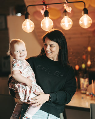 ema pusa (kursiivis tekst) — must mustal — uus 2025