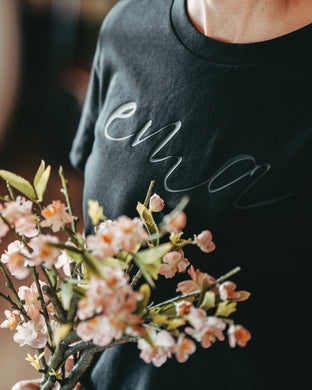 ema särk (kursiivis tekst) — must mustal