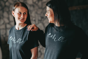 ema pusa (kursiivis tekst) — must mustal — uus 2025